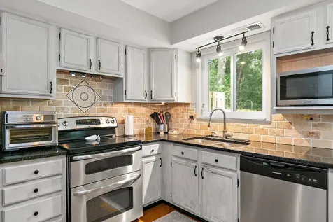 102 Pine Circle Cary IL 60013