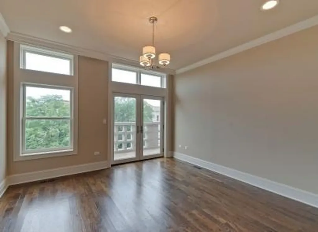 4355 South Lake Park Avenue Chicago IL 60653