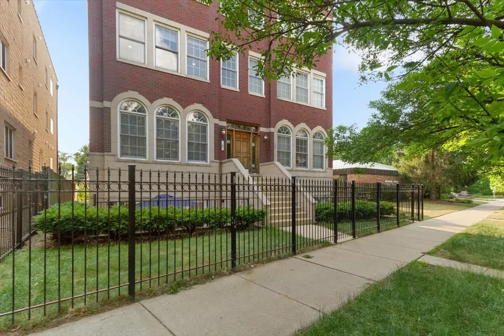 7028 North Ridge Boulevard Chicago IL 60645