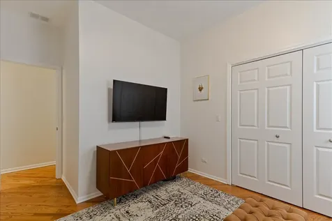 7028 North Ridge Boulevard Chicago IL 60645