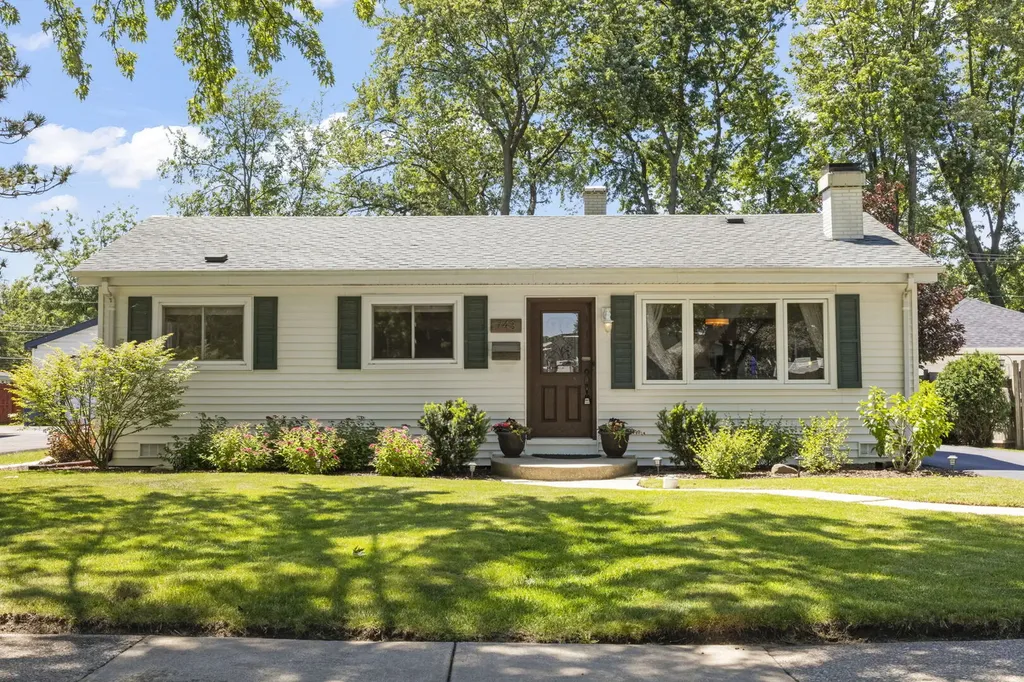 743 West Vermont Street Villa Park IL 60181