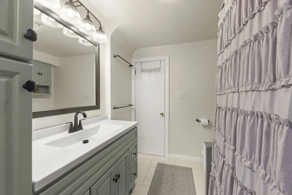 743 West Vermont Street Villa Park IL 60181
