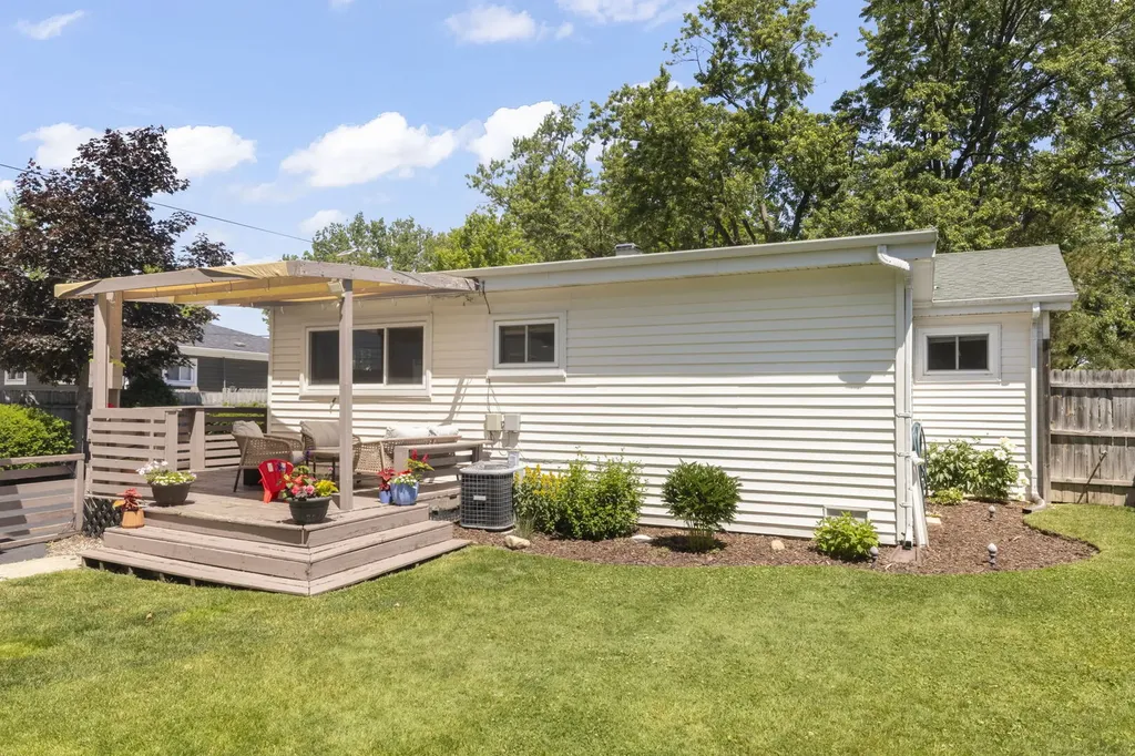 743 West Vermont Street Villa Park IL 60181