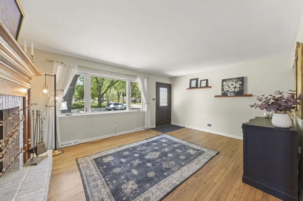 743 West Vermont Street Villa Park IL 60181