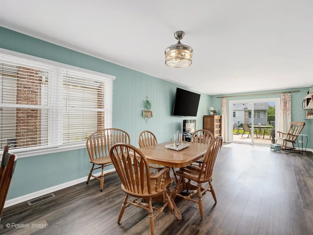 627 Oakwood Drive Westmont IL 60559