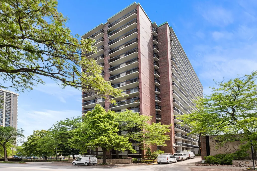 5901 North Sheridan Road Chicago IL 60660