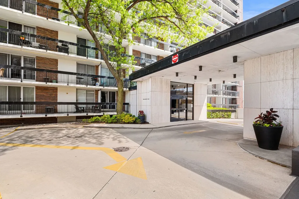 5901 North Sheridan Road Chicago IL 60660