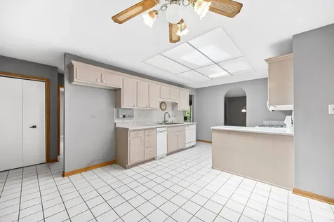 11S056 Madison Street Burr Ridge IL 60527