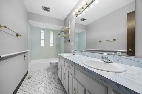 11S056 Madison Street Burr Ridge IL 60527