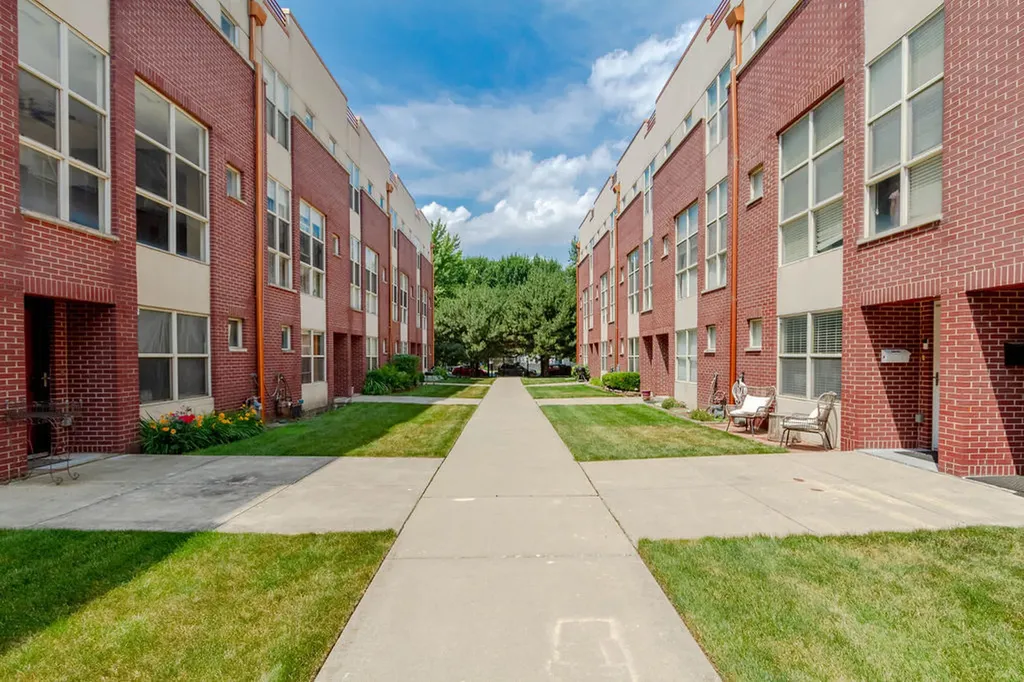 6957 North Western Avenue Chicago IL 60645