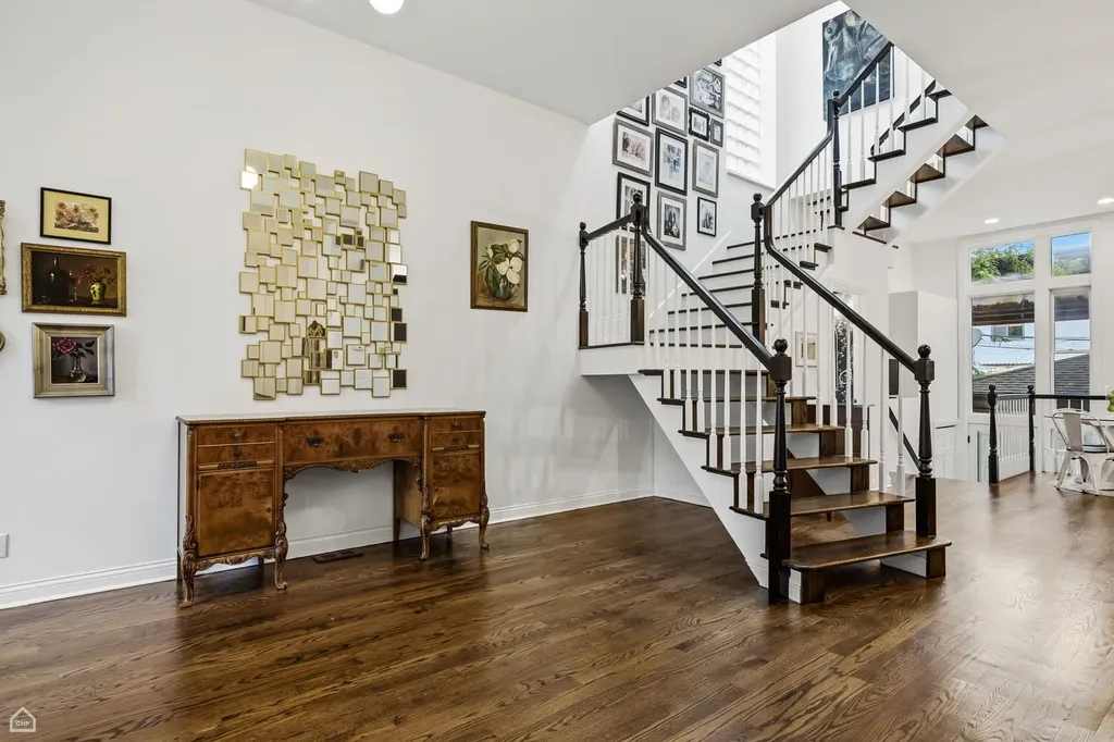 1310 West Roscoe Street Chicago IL 60657