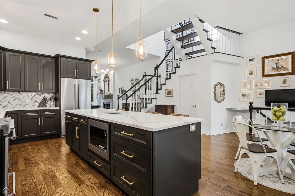 1310 West Roscoe Street Chicago IL 60657