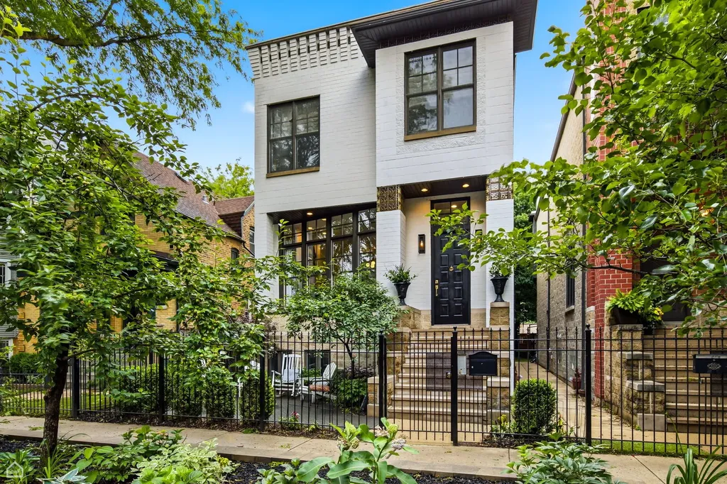 1310 West Roscoe Street Chicago IL 60657