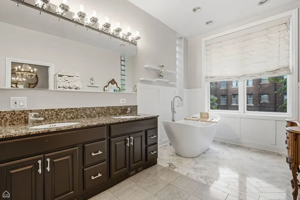 1310 West Roscoe Street Chicago IL 60657