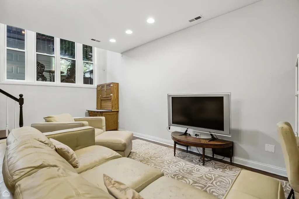 1310 West Roscoe Street Chicago IL 60657