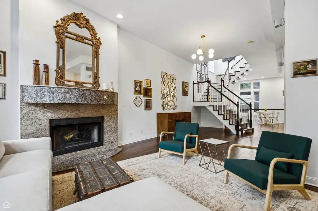 1310 West Roscoe Street Chicago IL 60657