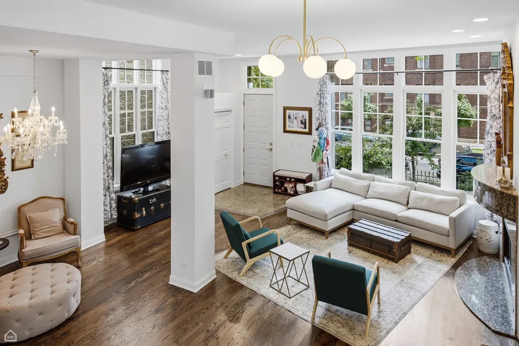 1310 West Roscoe Street Chicago IL 60657