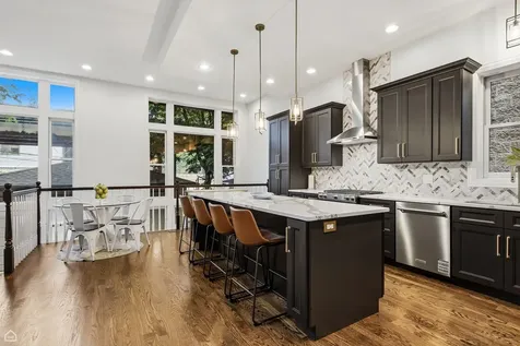 1310 West Roscoe Street Chicago IL 60657