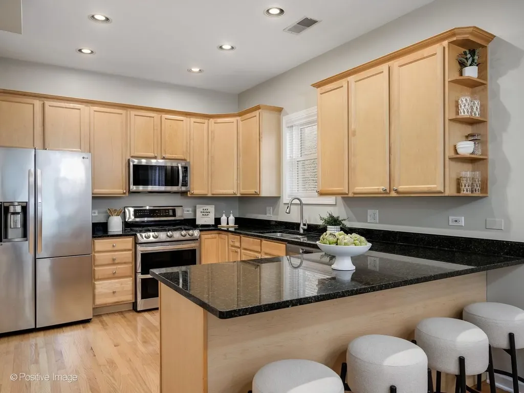 645 West Briar Place Chicago IL 60657