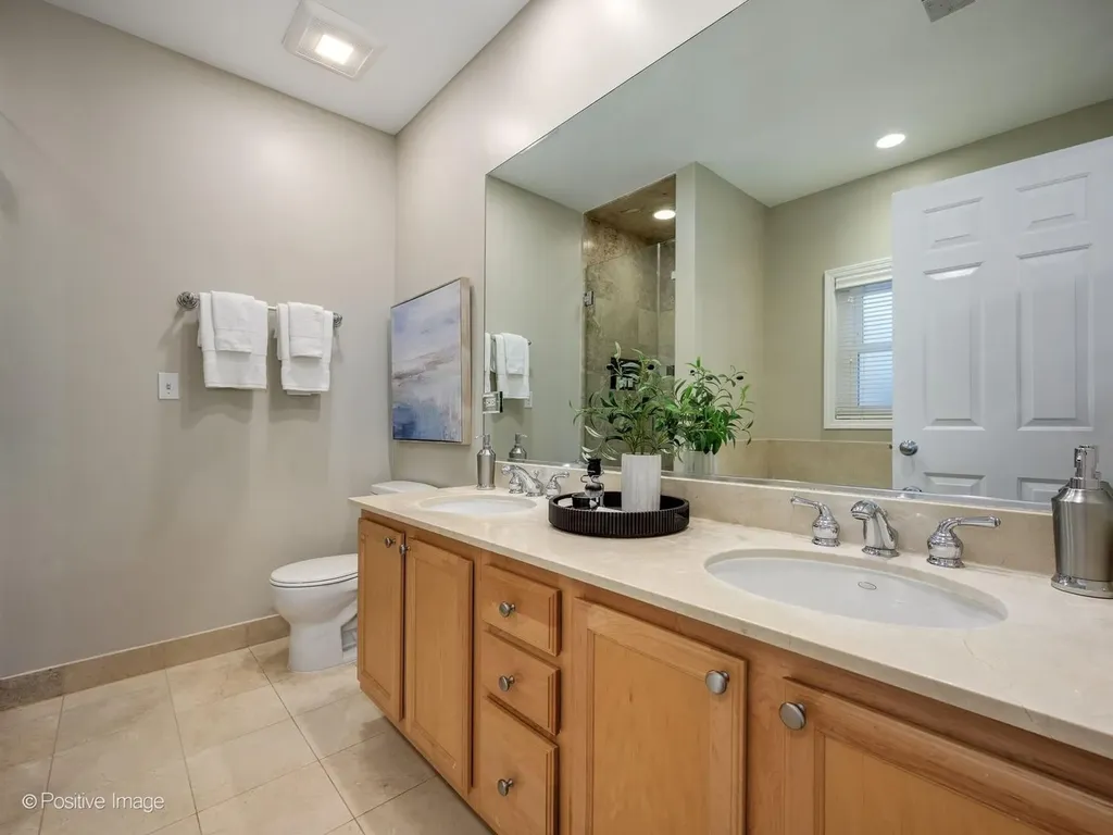 645 West Briar Place Chicago IL 60657