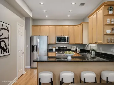 645 West Briar Place Chicago IL 60657