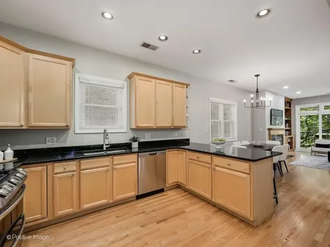 645 West Briar Place Chicago IL 60657