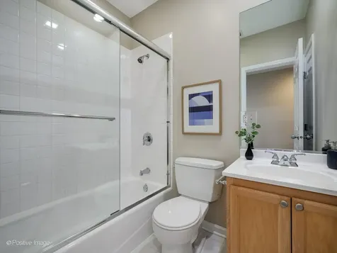645 West Briar Place Chicago IL 60657