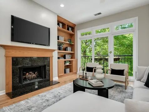 645 West Briar Place Chicago IL 60657