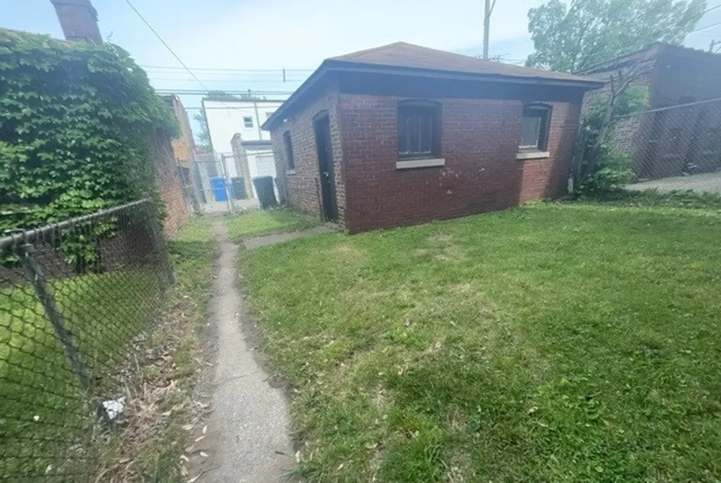 7819 South Bennett Avenue Chicago IL 60649