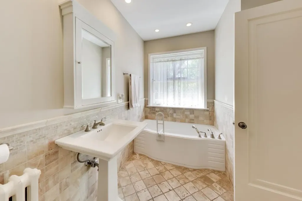 5898 North Caldwell Avenue N Chicago IL 60646