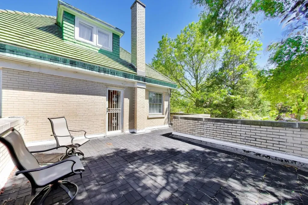5898 North Caldwell Avenue N Chicago IL 60646