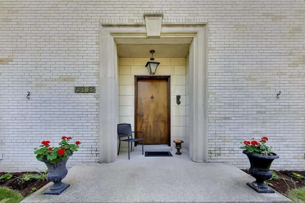 5898 North Caldwell Avenue N Chicago IL 60646