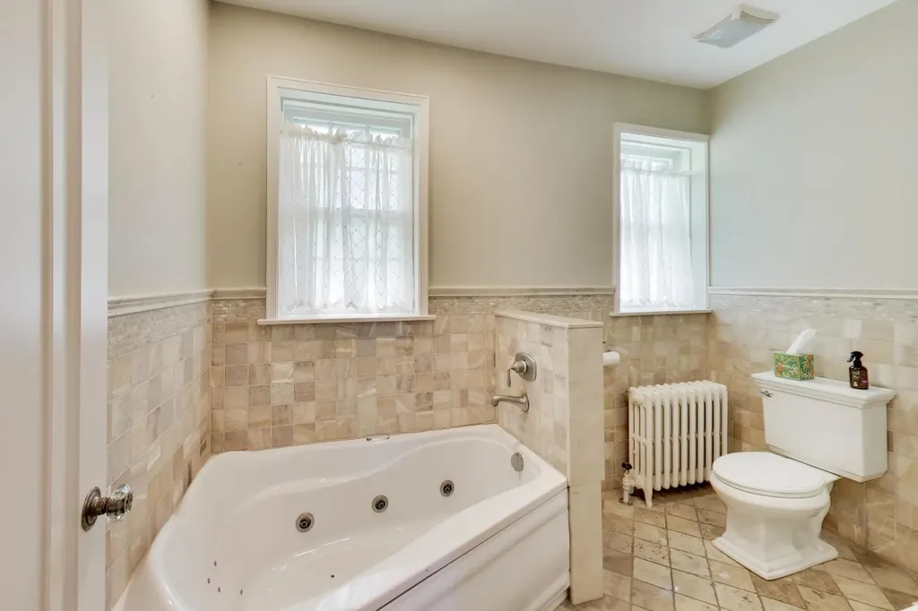 5898 North Caldwell Avenue N Chicago IL 60646