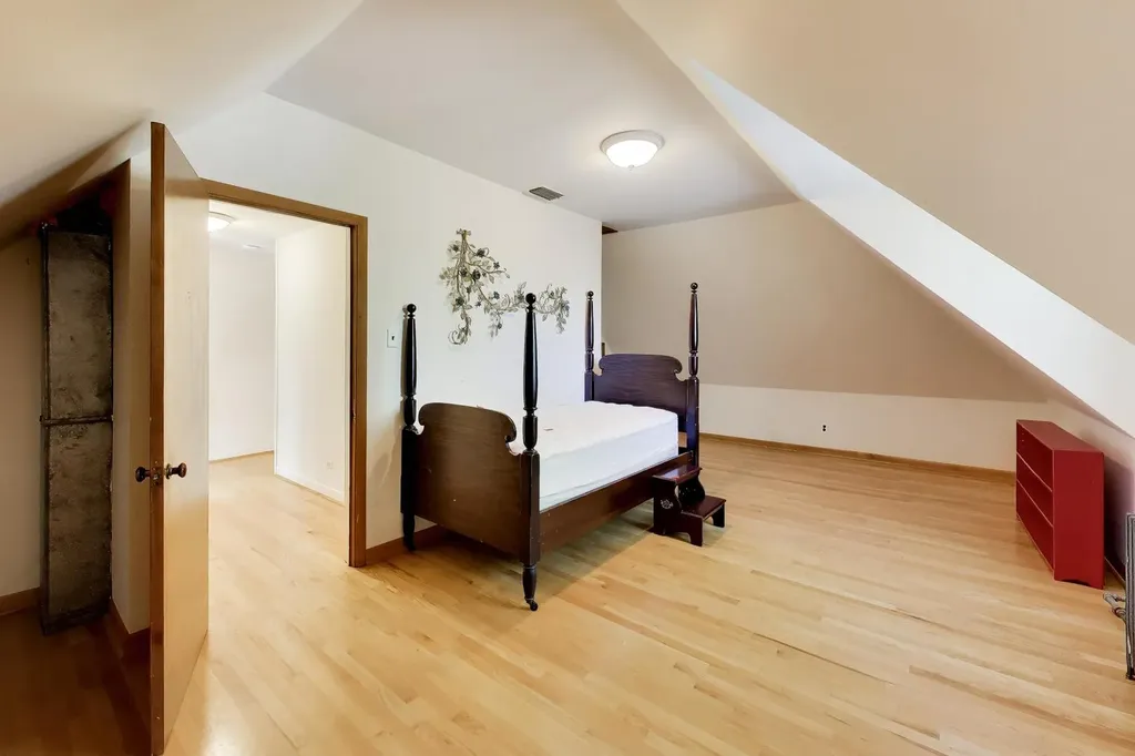 5898 North Caldwell Avenue N Chicago IL 60646