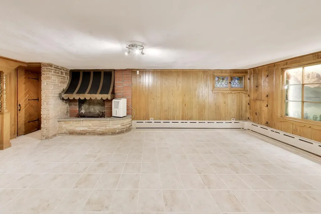 5898 North Caldwell Avenue N Chicago IL 60646