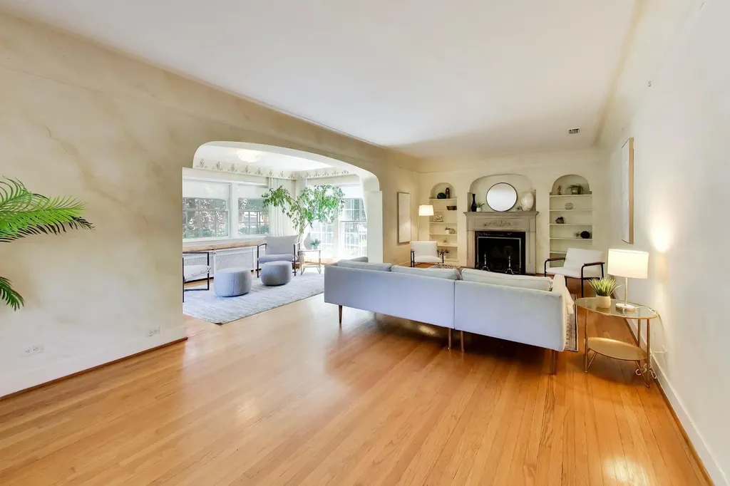 5898 North Caldwell Avenue N Chicago IL 60646