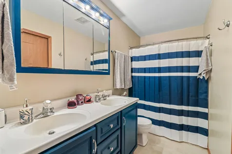 2359 High Point Drive Lindenhurst IL 60046