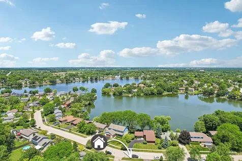 2359 High Point Drive Lindenhurst IL 60046