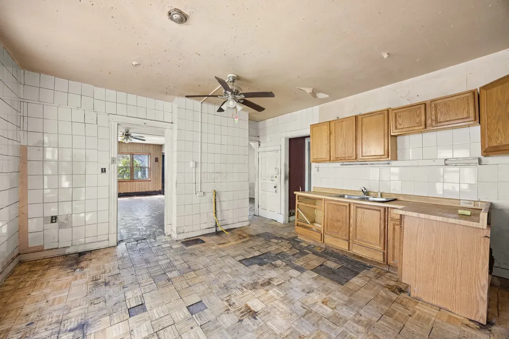 10631 South Wabash Avenue Chicago IL 60628