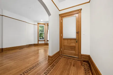 709 West Roscoe Street Chicago IL 60657