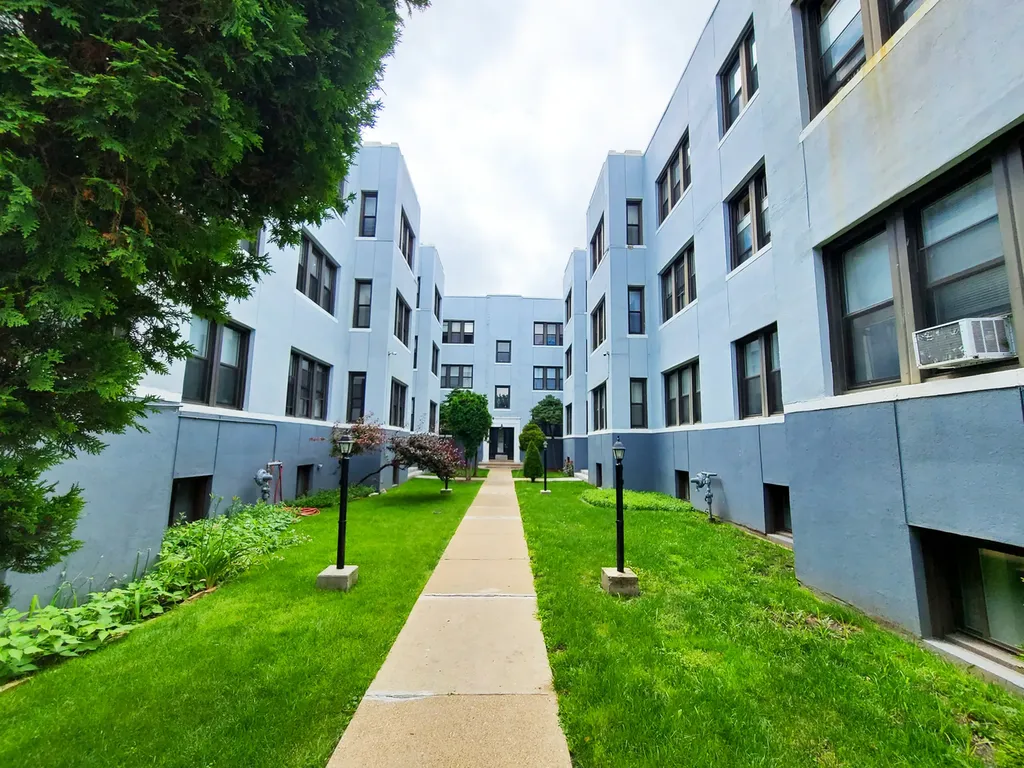 4208 North Pulaski Road Chicago IL 60641