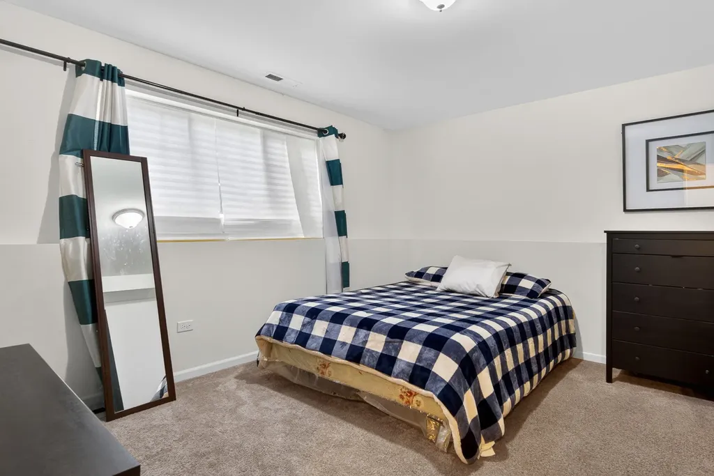 329 Bennett Drive Carol Stream IL 60188