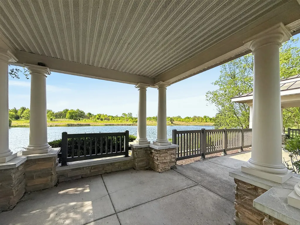 329 Bennett Drive Carol Stream IL 60188