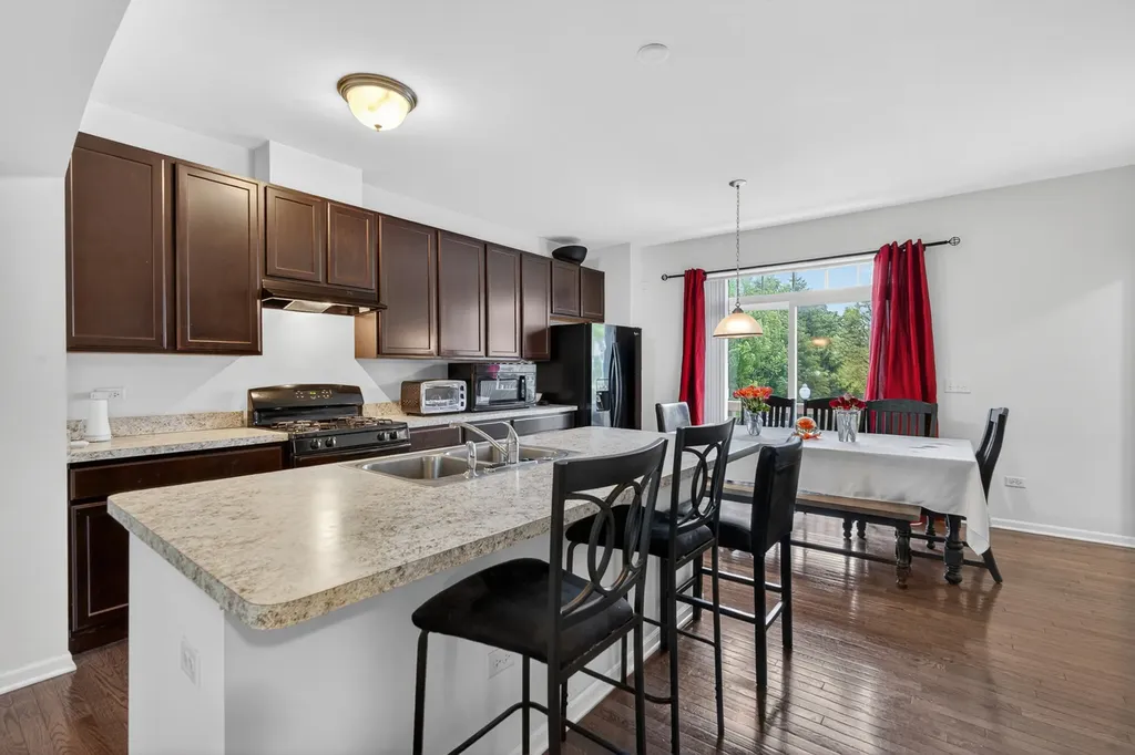 329 Bennett Drive Carol Stream IL 60188