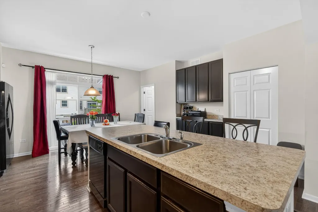 329 Bennett Drive Carol Stream IL 60188