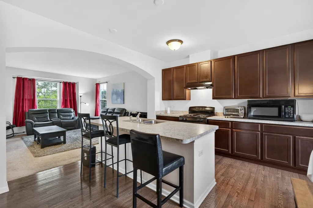329 Bennett Drive Carol Stream IL 60188