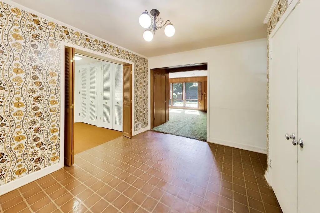 8631 East Prairie Road Skokie IL 60076