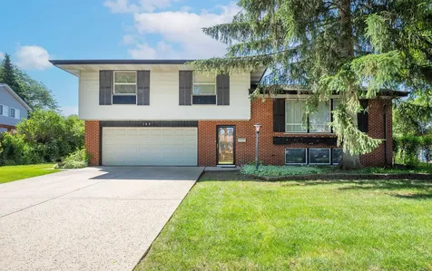 169 Leahy Circle S Des Plaines IL 60016