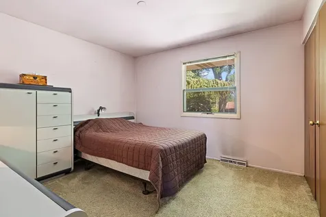 169 Leahy Circle S Des Plaines IL 60016