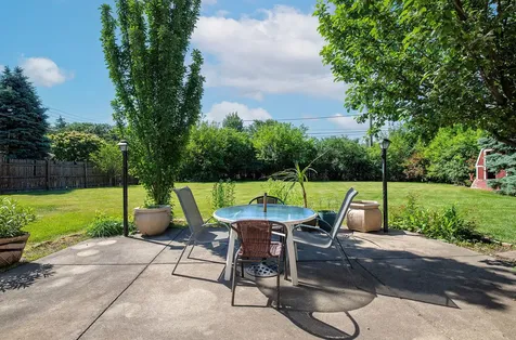 169 Leahy Circle S Des Plaines IL 60016
